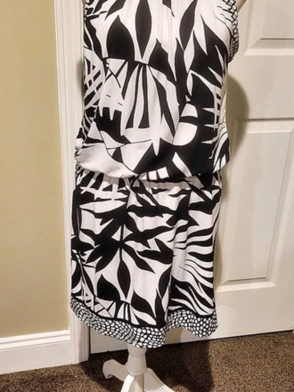 White House Black Market Abstract Mini Dress in Black & White Size Medium Like